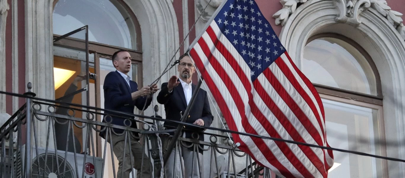 Αμερικανική πρεσβεία στη Ρωσία: Περιορίζει τις υπηρεσίες της αποκλειστικά για «επείγουσες περιπτώσεις»